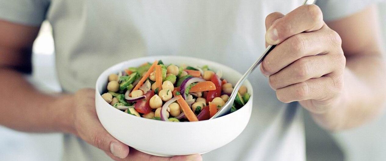 Мужчина употребляет пищу, полезную для потенции